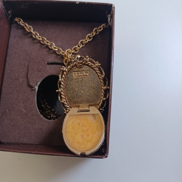 VINTAGE VANDA USA CARVED CAMEO PERFUME LOCKET FILIGREE PENDANT NECKLACE IN BOX - Picture 4 of 5